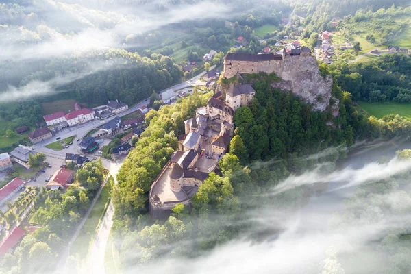 Güzel Slovakya kalede gündoğumu. Orava. — Stok fotoğraf