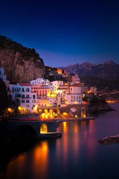 Visão noturna de amalfi — Fotografia de Stock