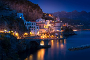 Amalfi gece görünümü