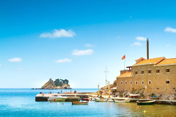 Petrovac, Katic ve Sveta şeridinde Adaları