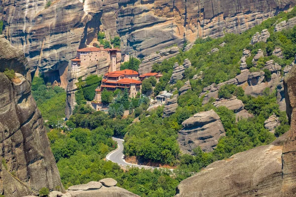 メテオラの岩と Roussanou 修道院 風景と山の風景が岩の上の修道院の場所します — ストック写真