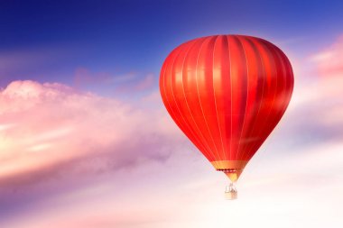 Gün batımında gökyüzünde güzel balon