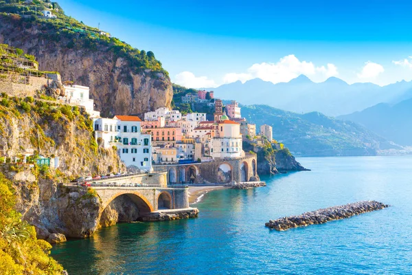 Paisaje urbano de Amalfi en la costa del mar Mediterráneo, Italia — Foto de Stock
