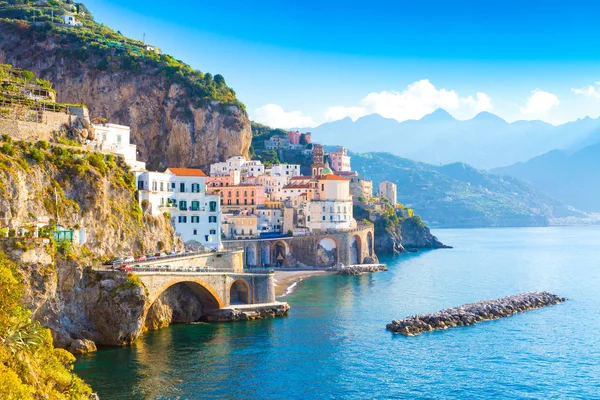 Paysage urbain amalfitain sur le littoral de la mer Méditerranée, Italie — Photo