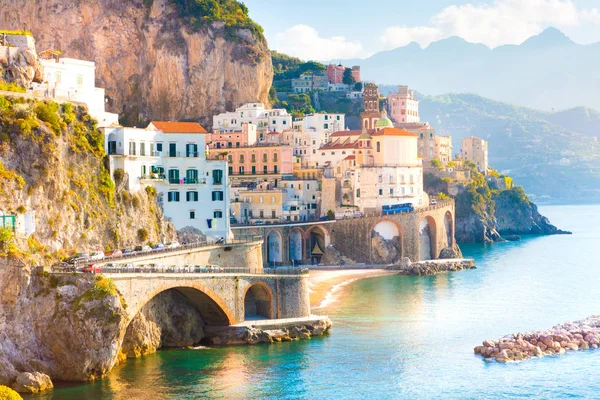 Paysage urbain amalfitain sur le littoral de la mer Méditerranée, Italie — Photo