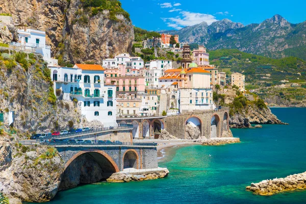 Amalfi stadsbilden på kusten av Medelhavet, Italien — Stockfoto