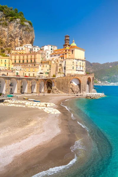 Amalfi Stadtbild an der Küste des Mittelmeeres, Italien — Stockfoto