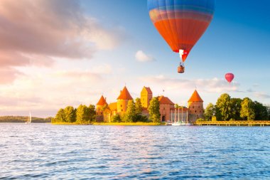 Kırmızı tuğla Kalesi Adası ve Trakai uçan hava balonunda ile manzara