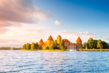 Kırmızı tuğla Kalesi Adası ve Trakai uçan hava balonunda ile manzara