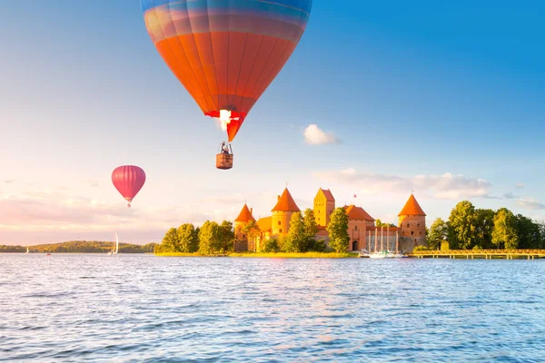 Krajobraz Czerwonej Cegły Zamku Wyspie Latający Balon Trokach — Zdjęcie stockowe