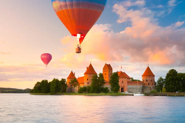 Krajina Hradem Červených Cihel Ostrově Létající Balón Trakai Litva — Stock fotografie