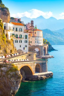 Akdeniz kıyılarındaki Amalfi kentinin sabah manzarası, İtalya