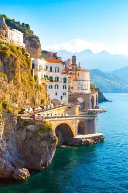 Akdeniz kıyılarındaki Amalfi kentinin sabah manzarası, İtalya