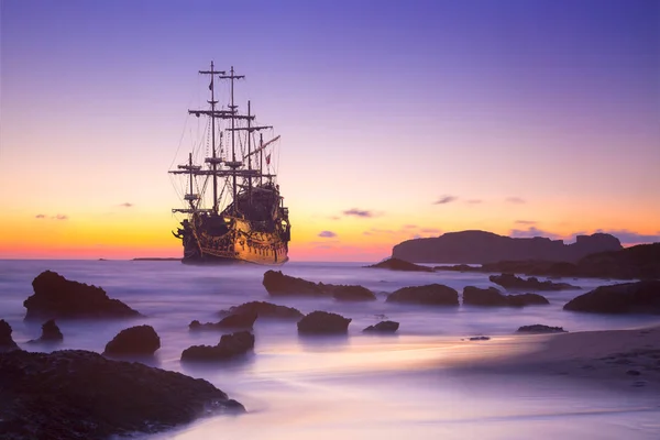 Piratenschiff Auf Hoher See Bei Sonnenuntergang — Stockfoto