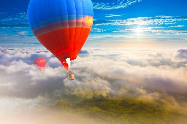 Dağların üzerinde uçan renkli sıcak hava balonları