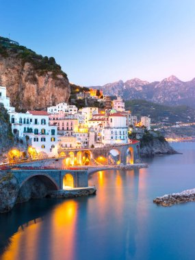 Akdeniz kıyısındaki Amalfi şehir manzarası, İtalya
