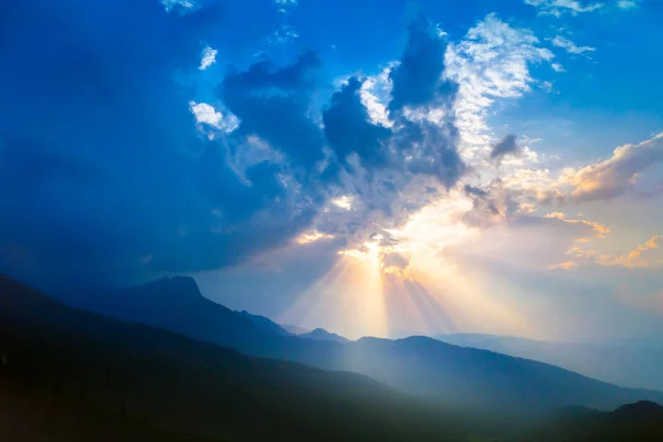 Majestatyczne Góry Krajobraz Pod Rano Niebo Chmurami Wysokie Tatry Góry — Zdjęcie stockowe