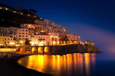 Akdeniz kıyılarındaki Amalfi 'nin gece görüşü, İtalya