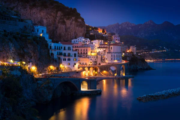 Akdeniz kıyılarındaki Amalfi 'nin gece görüşü, İtalya — Stok fotoğraf