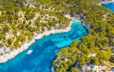 Cassis balıkçı köyü, Provence, Güney Fransa, Avrupa ve Akdeniz yakınlarındaki Calanques Ulusal Parkı panoramik görünümü