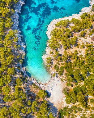 Cassis balıkçı köyü, Provence, Güney Fransa, Avrupa ve Akdeniz yakınlarındaki Calanques Ulusal Parkı panoramik görünümü