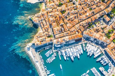 Saint-Tropez şehri, Cote d 'Azur, Avrupa' da popüler bir tatil beldesi.