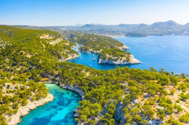 Cassis balıkçı köyü, Provence, Güney Fransa, Avrupa ve Akdeniz yakınlarındaki Calanques Ulusal Parkı panoramik görünümü