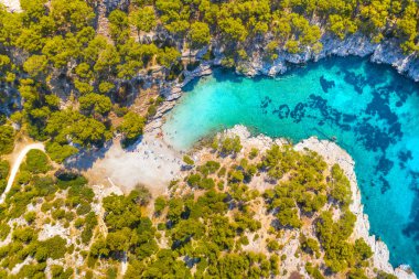 Cassis balıkçı köyü, Provence, Güney Fransa, Avrupa ve Akdeniz yakınlarındaki Calanques Ulusal Parkı panoramik görünümü