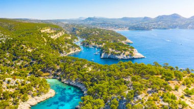 Cassis balıkçı köyü, Provence, Güney Fransa, Avrupa ve Akdeniz yakınlarındaki Calanques Ulusal Parkı panoramik görünümü
