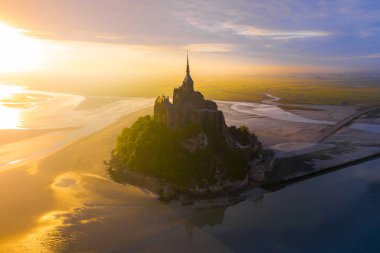 Mont Saint-Michel günbatımı ışığı görünümünde. Normandy, Kuzey Fransa