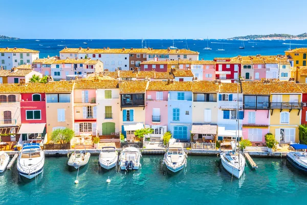 Vista de coloridas casas y barcos en Port Grimaud durante el verano Day-Port Grimaud —  Fotos de Stock