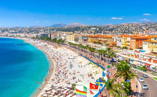 Promenade des Anglais in Nizza, Frankreich. Nizza ist ein beliebtes Touristenziel am Mittelmeer — Stockfoto