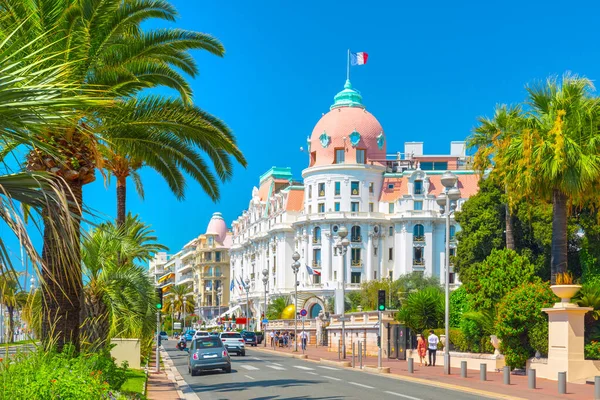 Promenade des Anglais v Nice, Francie. Nice je oblíbenou středomořskou turistickou destinací - Stock obrázek