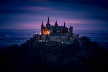 Almanya 'nın Baden-Wurttemberg kentindeki Hohenzollern Kalesi Gece Manzarası