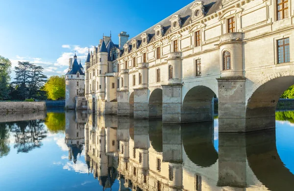 Chateau de Chenonceau es un castillo francés que atraviesa el río Cher, cerca del pueblo de Chenonceaux, valle del Loira en Francia. — Foto de Stock