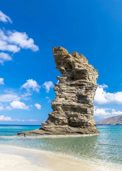 희귀 한 지질 암석 과 청록색맑은 물 이 있는, 그리스의 키클라데스에 있는 안드로스 섬 근처의 그리스 피디 마의 상징적 인 해변 사진 — 스톡 사진