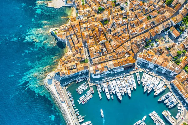 Saint-Tropez, Provence, Cote dazur kentinin manzarası, Avrupa 'da popüler bir tatil beldesi.