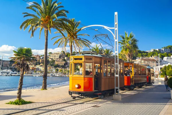 Ünlü turuncu tramvay Soller 'den Port de Soller, Mallorca, İspanya' ya gidiyor.