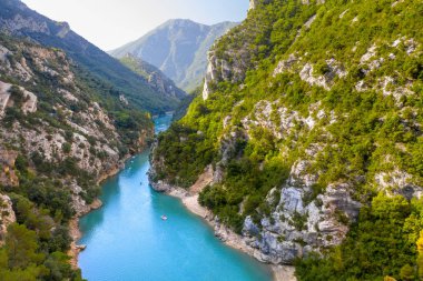 Verdon Gorge, Provence, Fransa. Verdon Boğazı 'nın tepesinden Verdon nehrinin manzarası. Fransa