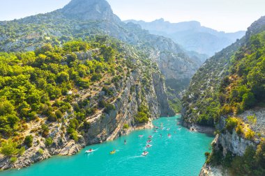 Verdon Gorge, Provence, Fransa. Verdon Boğazı 'nın tepesinden Verdon nehrinin manzarası. Fransa