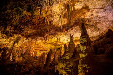 Bir mağarada sarkıt ve dikit oluşumları. Mallorca, İspanya