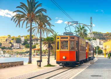 Ünlü turuncu tramvay Soller 'den Port de Soller, Mallorca, İspanya' ya gidiyor.