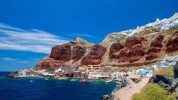 Porto velho da vila de Oia na ilha de Santorini no mar Egeu, Grécia . — Fotografia de Stock