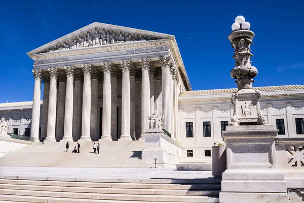 Toeristen op trappen van de Supreme Court-gebouw in Washington, Dc — Stockfoto