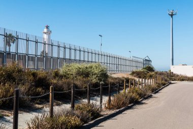 Sınırdaki telleri ile deniz feneri ve güvenlik Kulesi