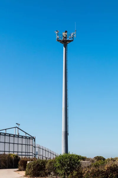 Cerca de fronteira separando San Diego e Tijuana com torre de segurança — Fotografia de Stock