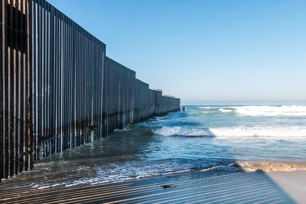 Grenzfeld State Park Strand mit internationaler Grenzmauer — Stockfoto