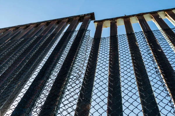 Clôture frontalière le long de la frontière américano-mexicaine — Photo