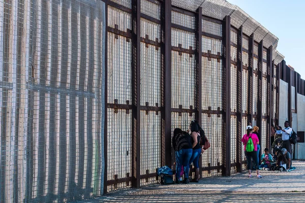 San Diego ve Tijuana arasında dostluk Parkı sınır duvar — Stok fotoğraf