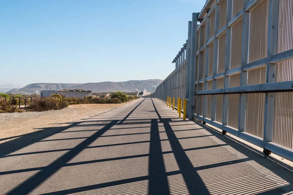 Nás Mexiko hraniční zeď mezi San Diegem a Tijuana — Stock fotografie